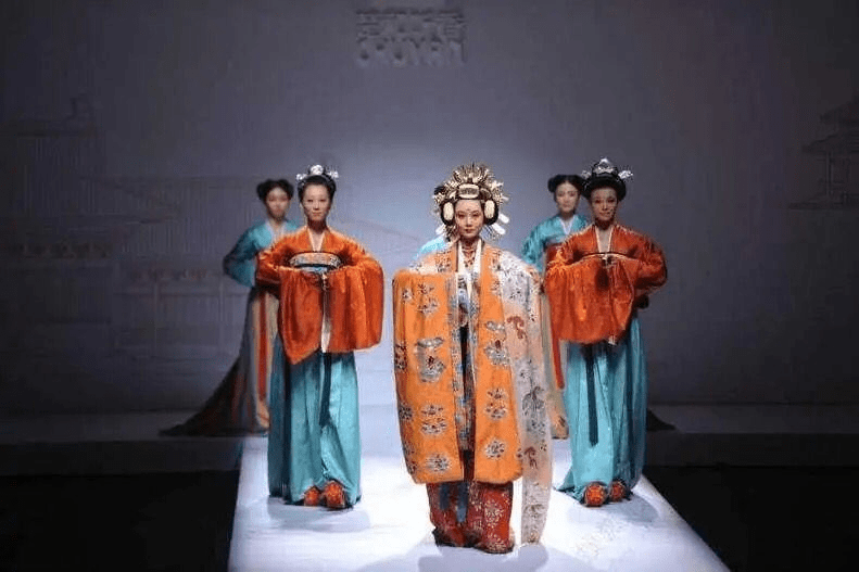 文化|巴黎时装不算什么，当中国汉服走上国际时装周，外国人都被惊艳了—素锦青衫
