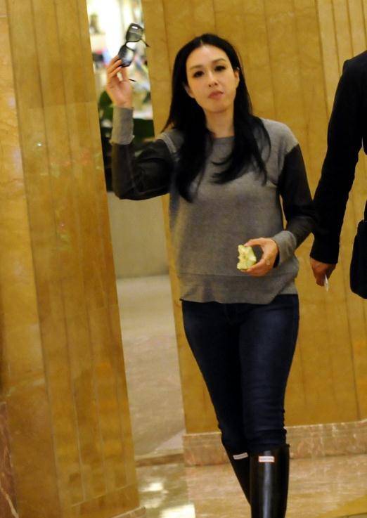 缺点|钟丽缇的无彩色妆容好霸气，修身裤装暴露缺点，挡不住成熟感
