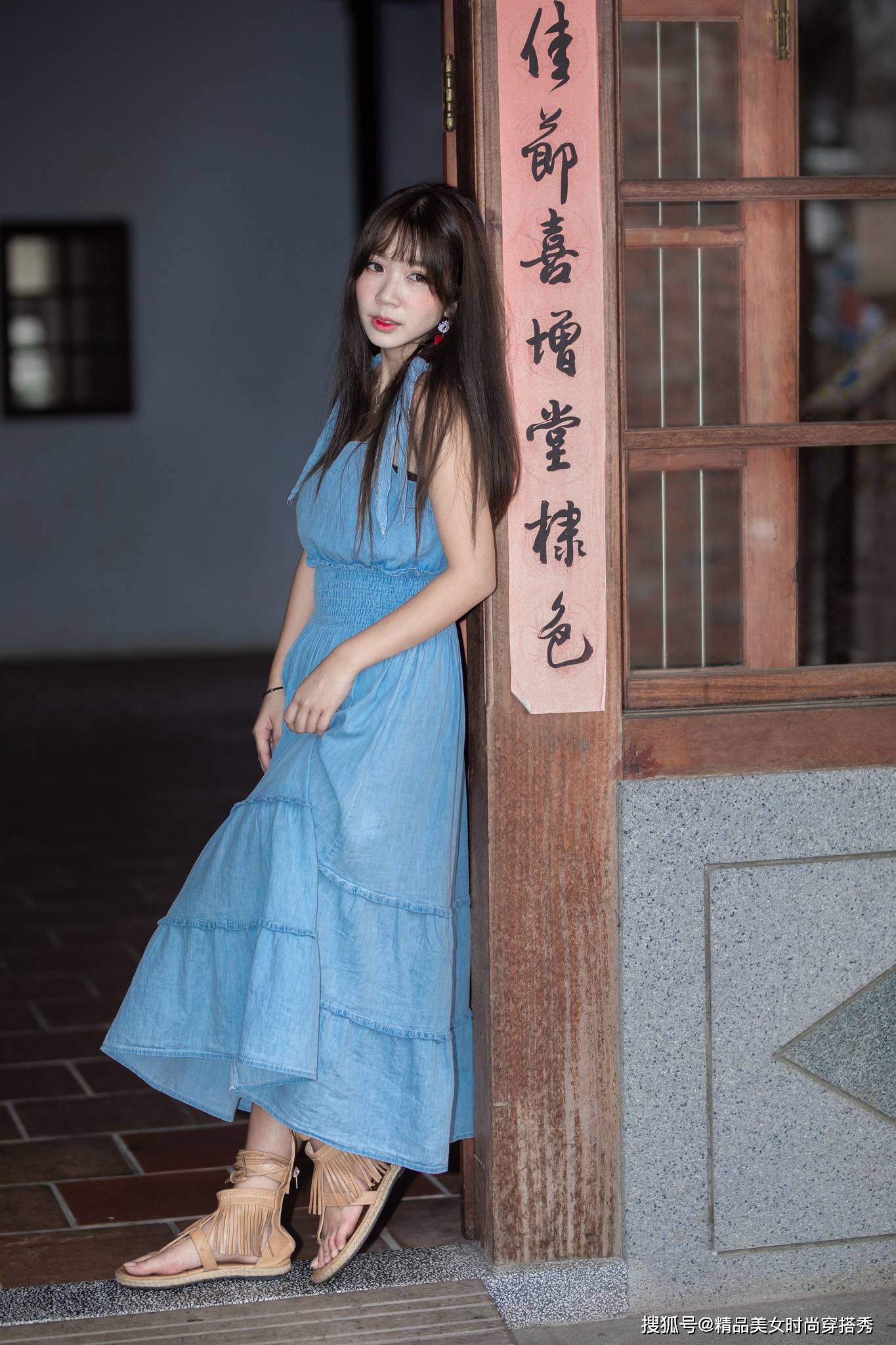 线条美|浅蓝色的牛仔无袖连衣裙,搭配一双个性时尚的凉鞋,简约优雅