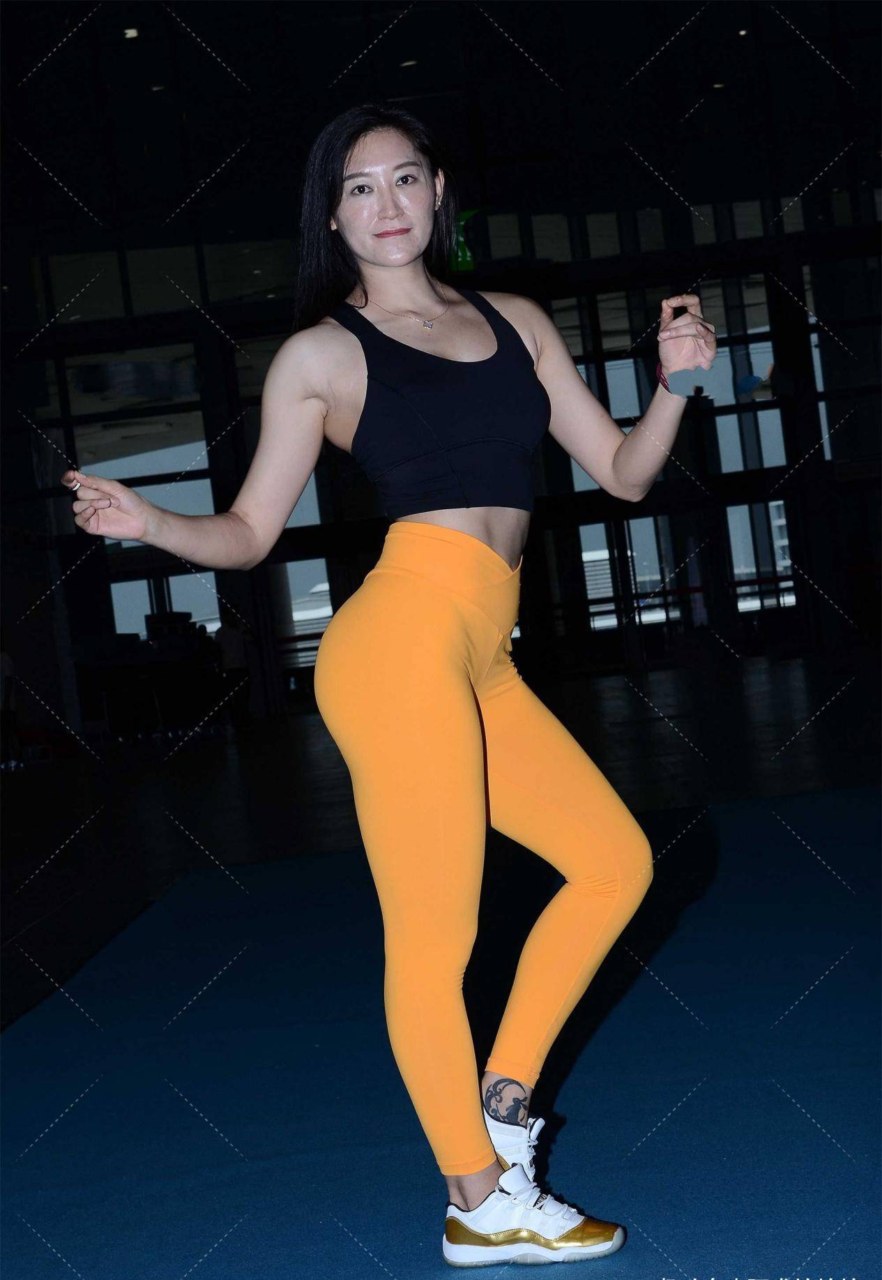 金色|彩色的裤子穿起来很有活力,很适合欧美风,尤其是修身的运动裤