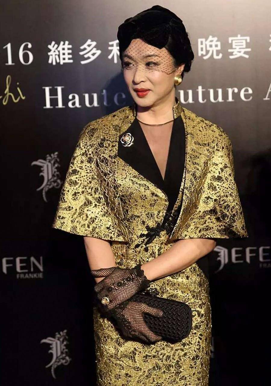 设计|金星越来越敢穿，斗篷旗袍被撑得好满，细腰翘臀哪能看出是60后