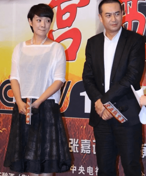 设计|张嘉译携老婆亮相，52岁穿极简黑白美得优雅大气，两人看着真登对