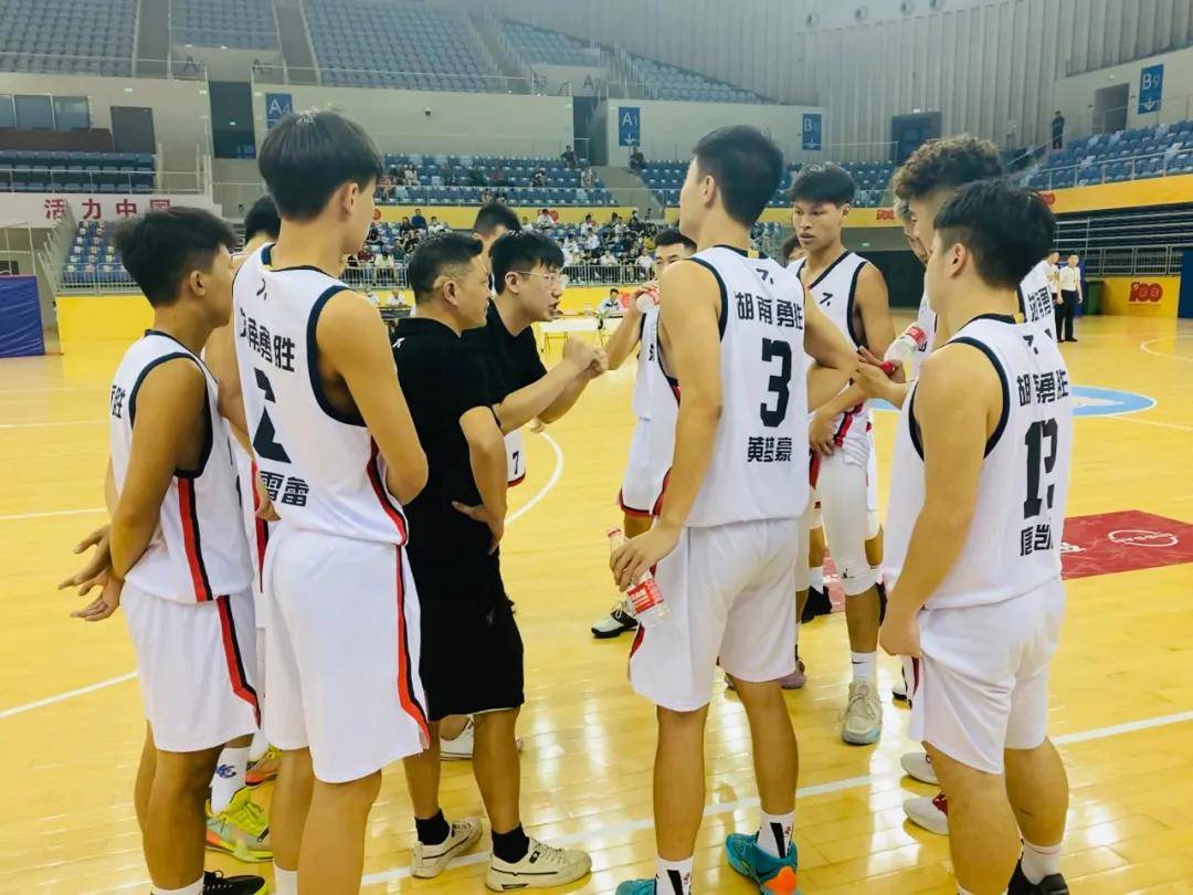 面对黑龙江u19青年队,随着勇胜u19青年队5号何哲宇最后时候命中三分