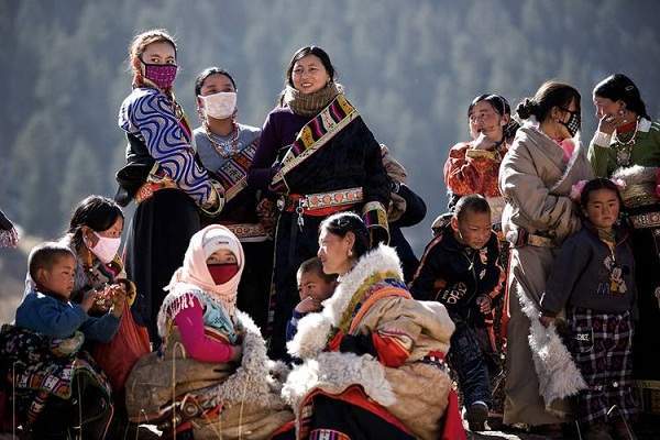 藏族多姿多彩，文化特色鲜明，野生风味十足，牦牛虫草遍地是