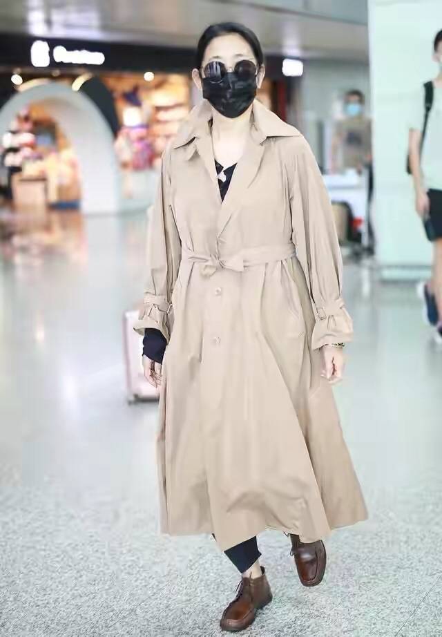 皮鞋|倪萍变瘦后乱穿衣，衬衫配灯笼裙挺时髦，“大头鞋”却暴露了年龄