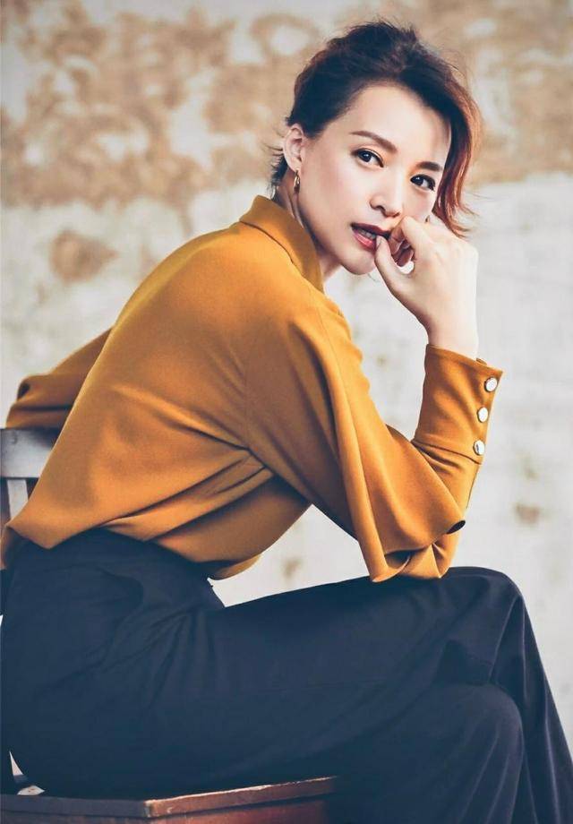 黑色|国民女神董卿的时尚穿搭，穿搭黑色花纹连衣裙，简直诗意满满
