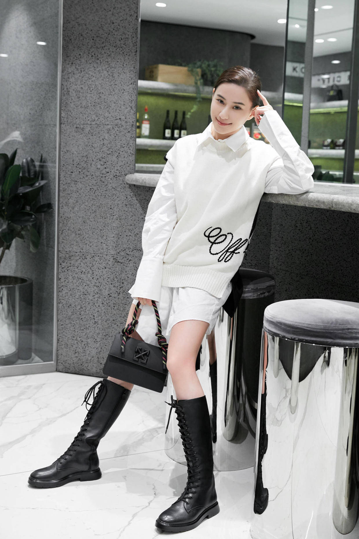 亮片|何超莲不愧是豪门千金，穿着一件薄纱亮片上衣配阔腿裤，高级洋气