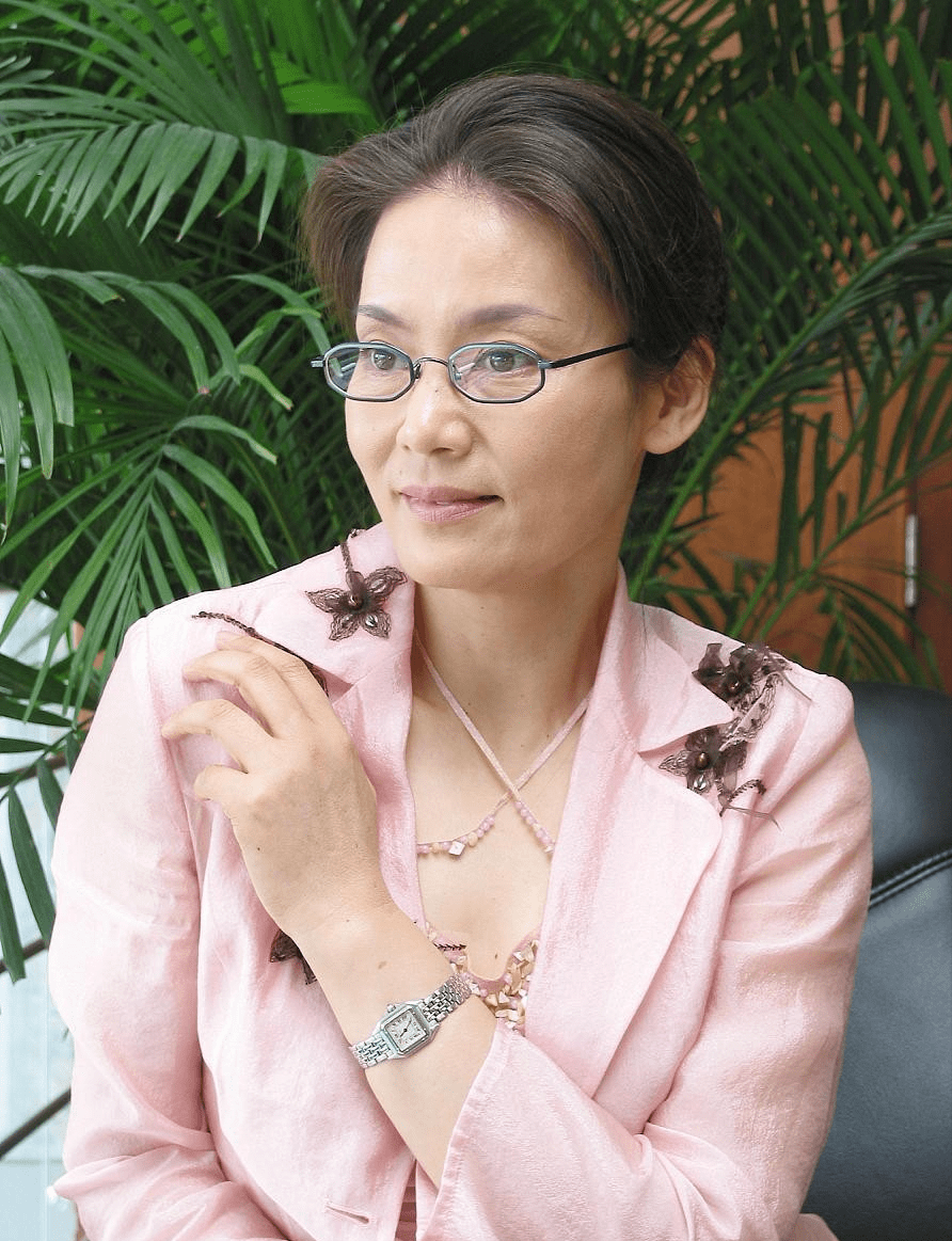 形象|潘虹老得优雅又自然,眼纹状态真实无修,穿粉色也没有装嫩的感觉