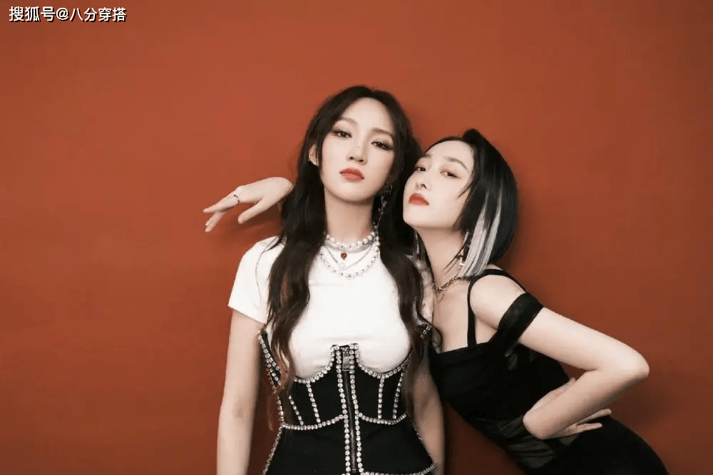 黑色|蒋梦婕又“秀身材”了，穿黑色连衣裙性感妩媚，挑染短发赚足眼球