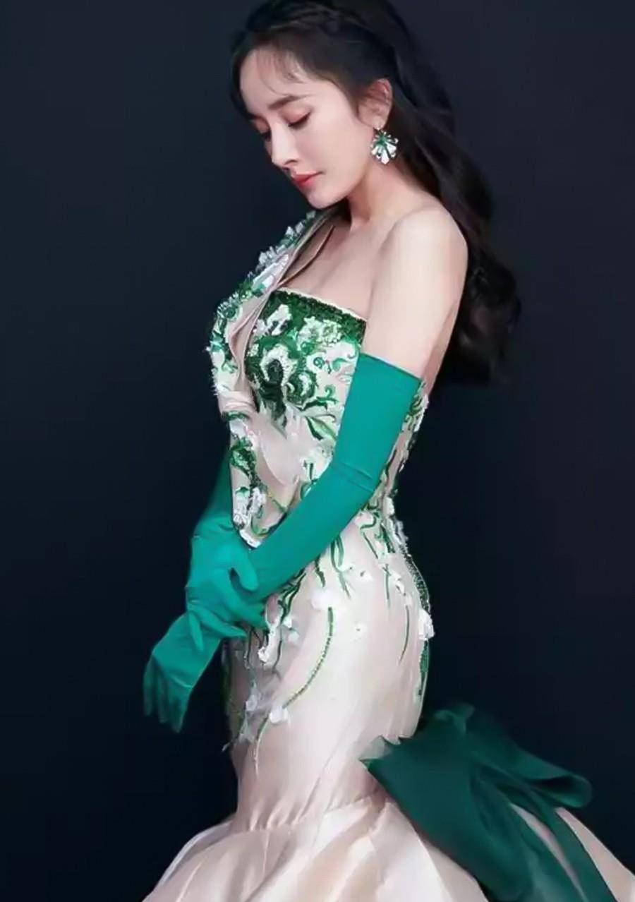 脸部|杨幂太大胆！穿礼服竟配“刷碗手套”，穿包臀裙型，腰臀比不得了