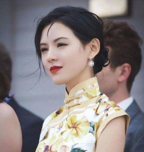张予曦|张予曦出席国外活动，一身旗袍搭配红唇太贵气了，老外都抢着合影