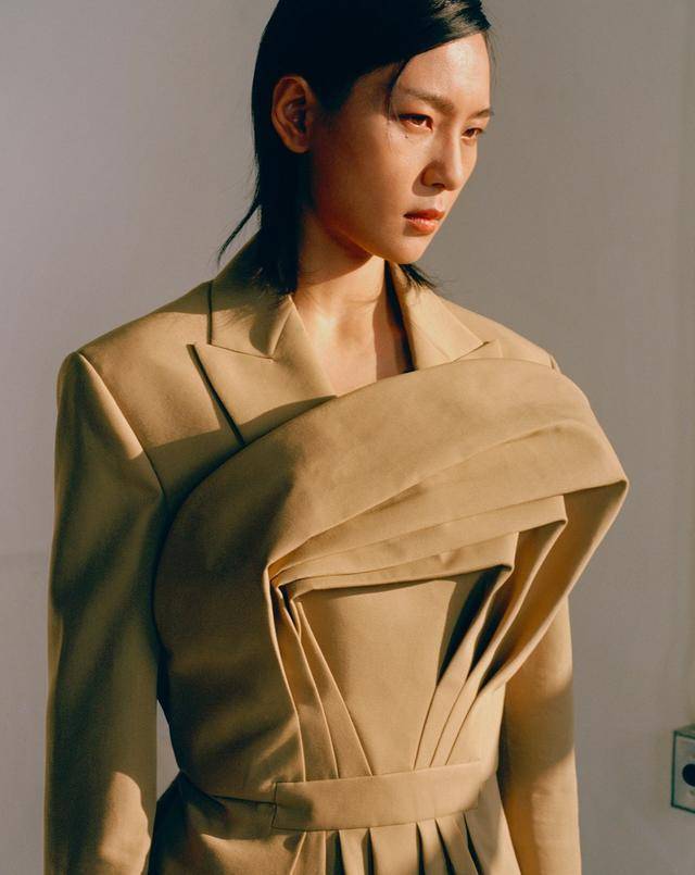 黑色|周笔畅真有个性，条纹连衣裙搭廓形外套，尽显女人风味