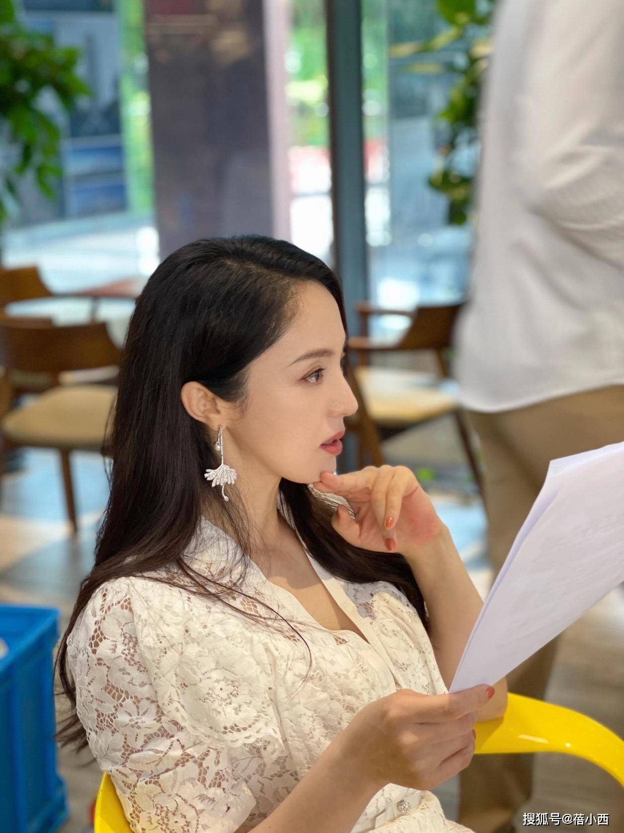 董璇|董璇与女儿小酒窝亮相，穿亲子装时髦减龄，网友：建议女儿出道