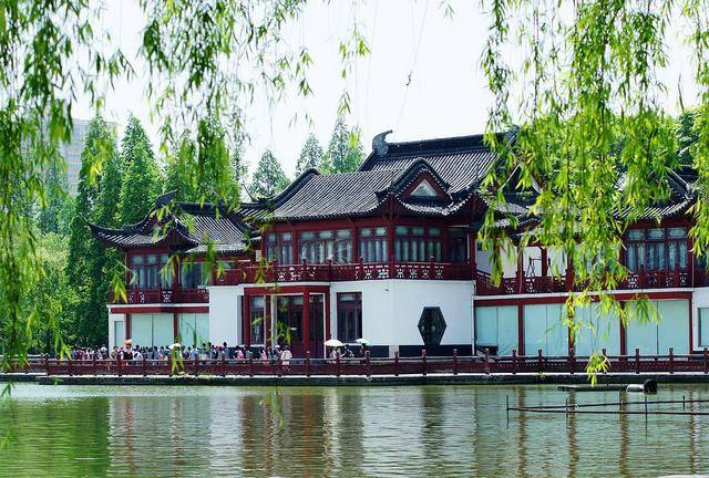 南京“莫愁湖”风光秀丽，但是要收费，法国游客直言很可惜