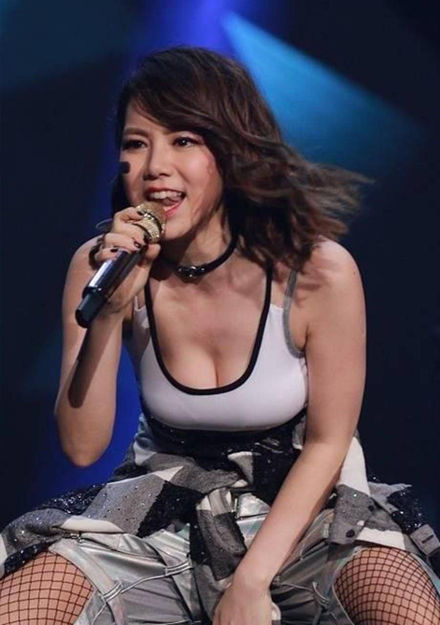 曲线|邓紫棋豁出去了？穿背心秀曲线，黑网袜太辣眼！身材157cm里罕见