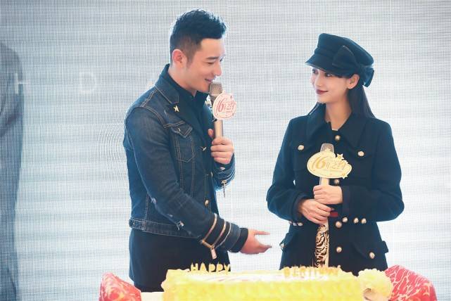 黑色|杨颖挺会搭配的，一身“海军装”配报童帽，在黄晓明身边真小女人