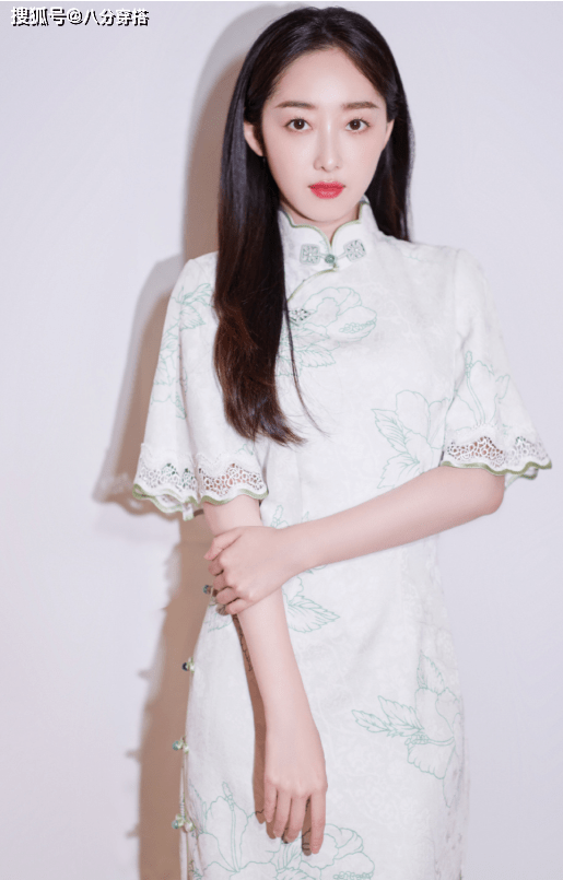 黑色|蒋梦婕又“秀身材”了，穿黑色连衣裙性感妩媚，挑染短发赚足眼球