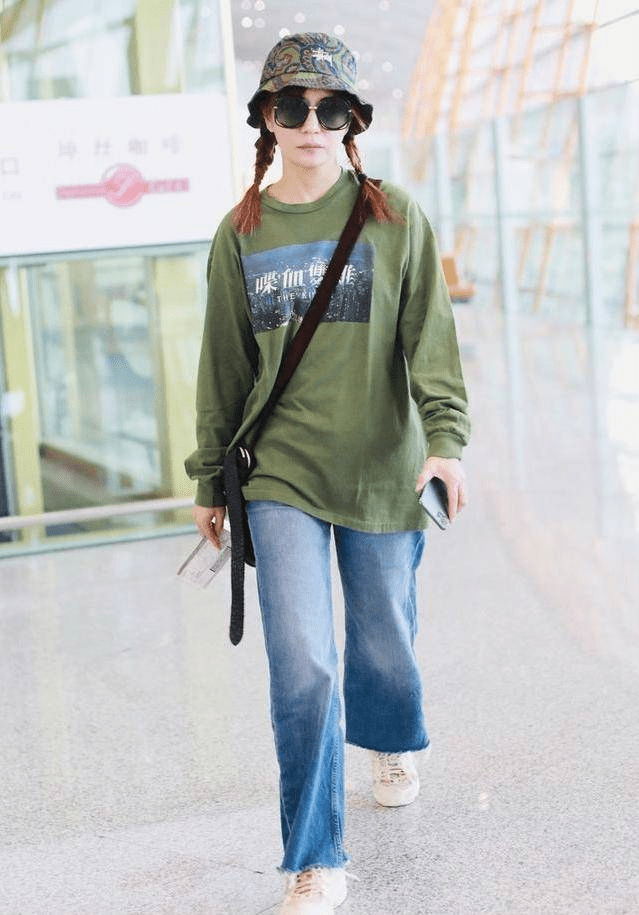 进行|赵薇素颜和普通人没啥两样，发型凌乱很真实，但女儿的颜值真挺高