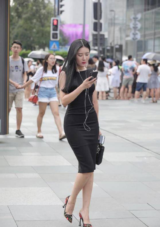 高跟鞋|时尚街拍:苗条小姐姐,黑裙修身,满足精致生活的需求