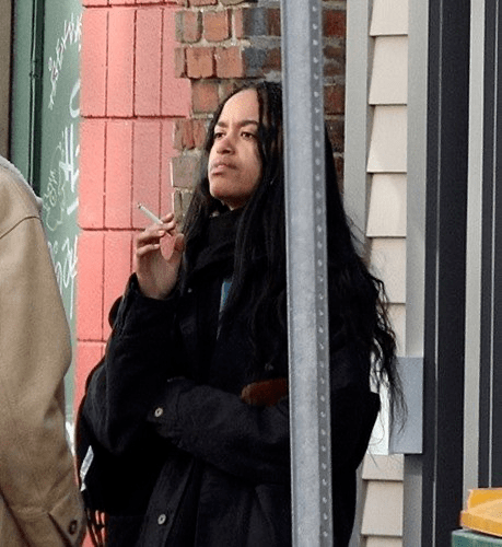 烟鬼|奥巴马反差萌!小女儿穿低胸吊带秀事业线,23岁长女沦为老烟鬼