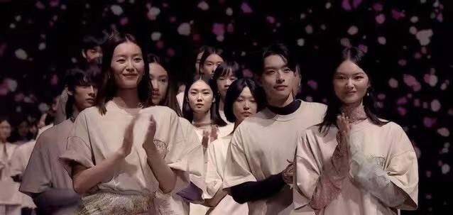 任达华|任达华女儿正式出道！和刘雯走秀摆臭脸，颜值一般穿国货却超美