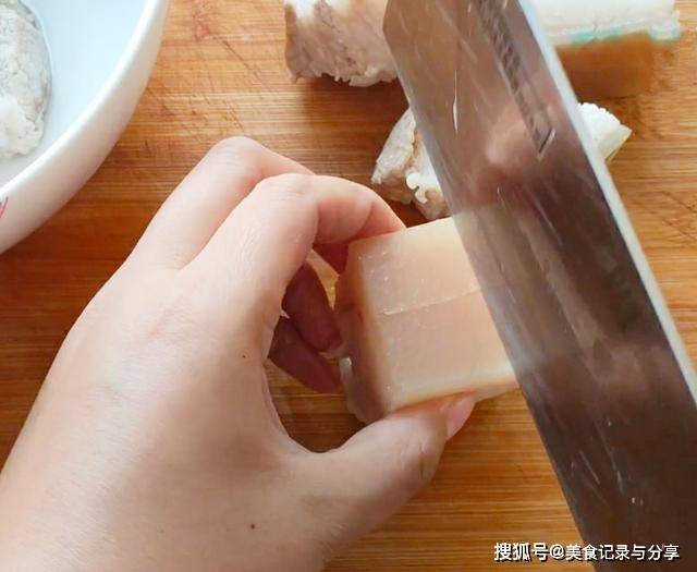 美食|五花肉别再做红烧了,教你个新吃法,五花肉肥而不腻,入口即化