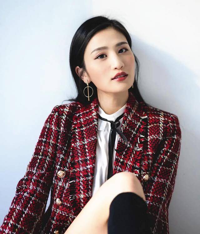 身材|“瑜伽女神”林芊舒晒美照 红色礼服秀香肩 当妈后身材“逆龄”生长