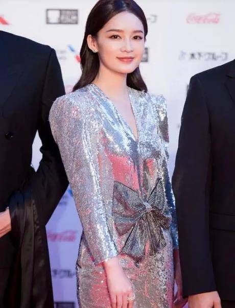 吊带|韩国顶级CP孙艺珍和玄彬同框 穿“液体裙”甜美亮相 童话爱情