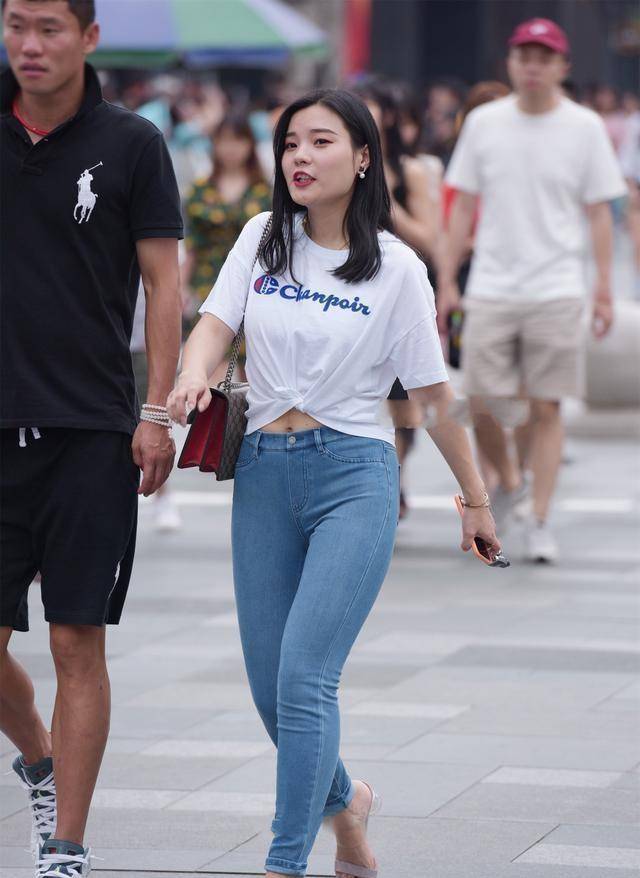 显得|穿上时尚美女最爱的打底裤装扮，显得青春又减龄，修身显瘦