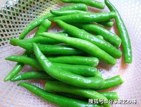 做法|农家小炒肉，学会一招，肉香嫩入味不油腻，上班族必备快手小菜