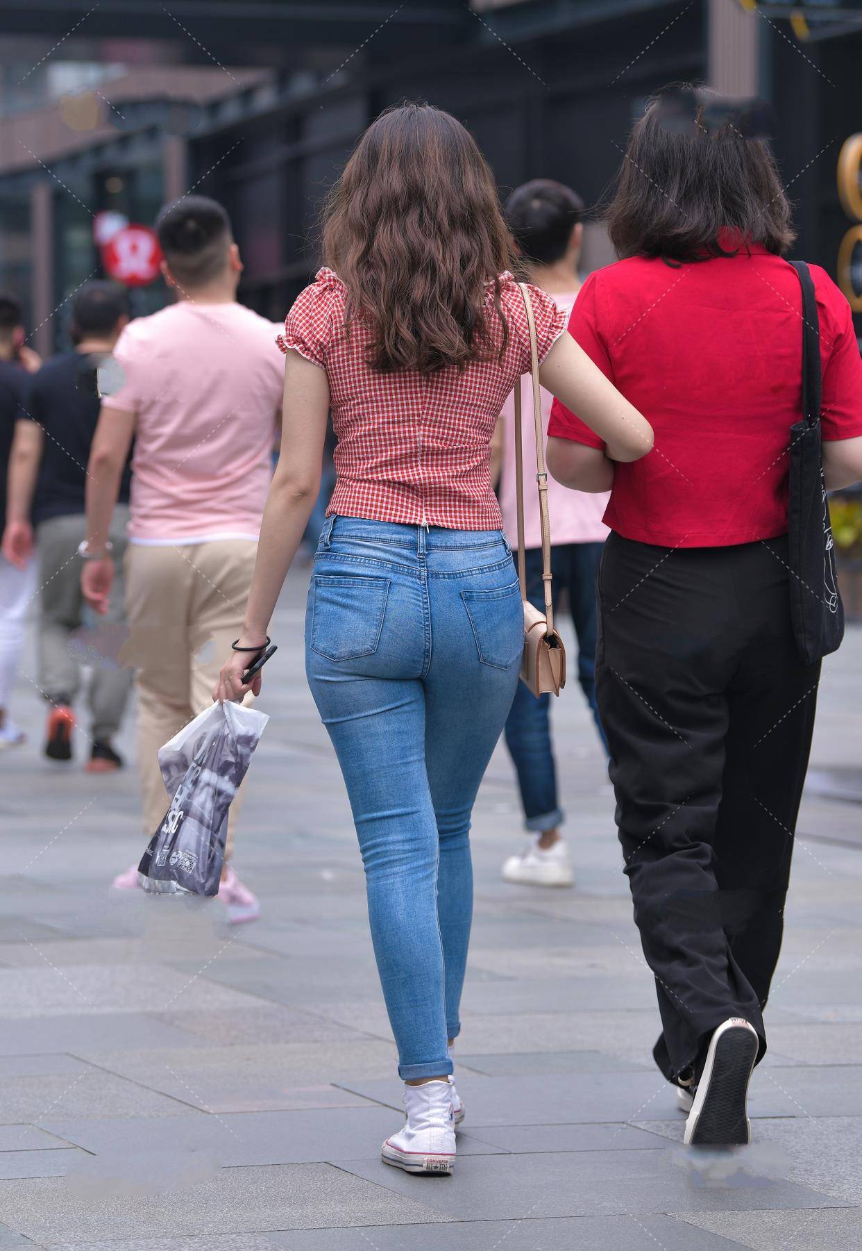 公主|格子红色修身鸡心领系带收腰荷叶花边公主袖，搭配牛仔裤非常时尚
