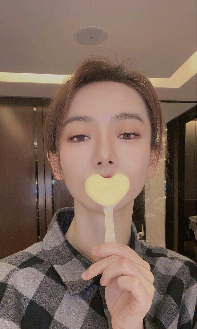 黑色|迷人古怪女孩戚薇，生活美满幸福，穿衣风格也不容小觑