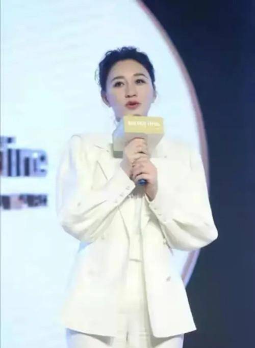 身材|44李小冉遇中年危机 肩宽体胖显富态 白西装配凉鞋很独特