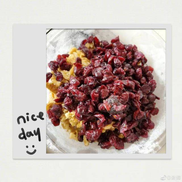 面包|出月子了？谢娜宣布喜讯后，在家做面包跟邻居分享，心情超好