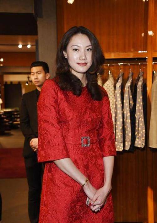 贵妇|谢杏芳和儿子晒游玩照 穿白色衬衫走“贵妇”风，手表价值不菲