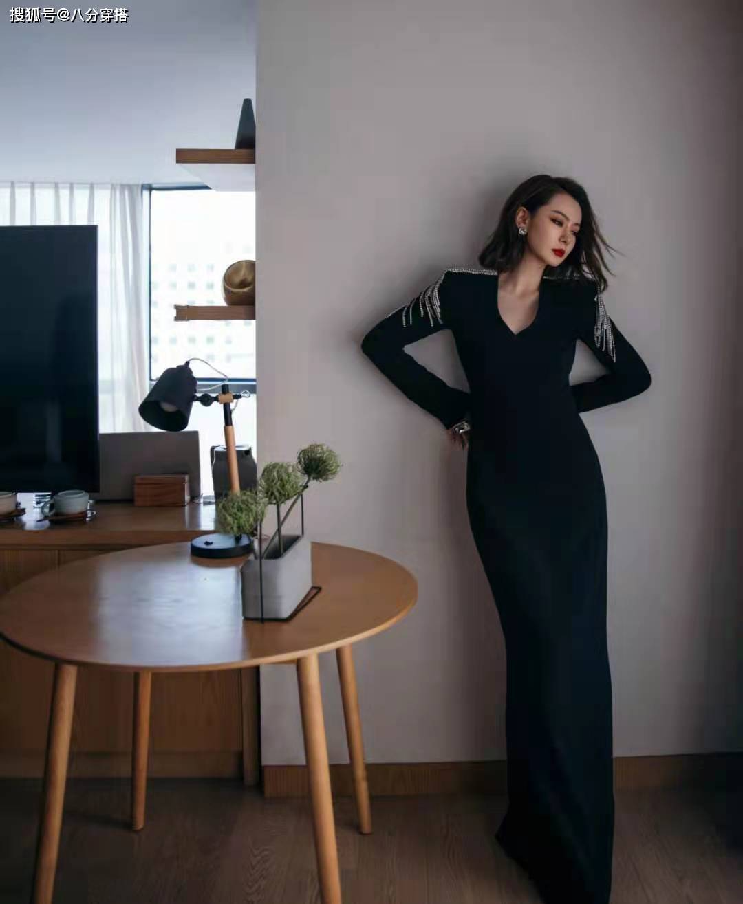 卫衣|戚薇又不好好穿衣了，穿个性连体裤大方秀气质，惊艳又有气场