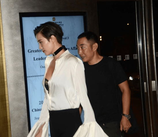 宋佳|这是宋佳？短发配衬衫喇叭裤帅气复古，故意秀出内衣边大胆风情