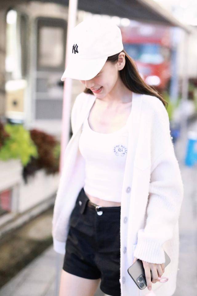 牛仔|Angelababy颜值高任性，小背心穿出凹凸感，外搭针织外套不热吗？