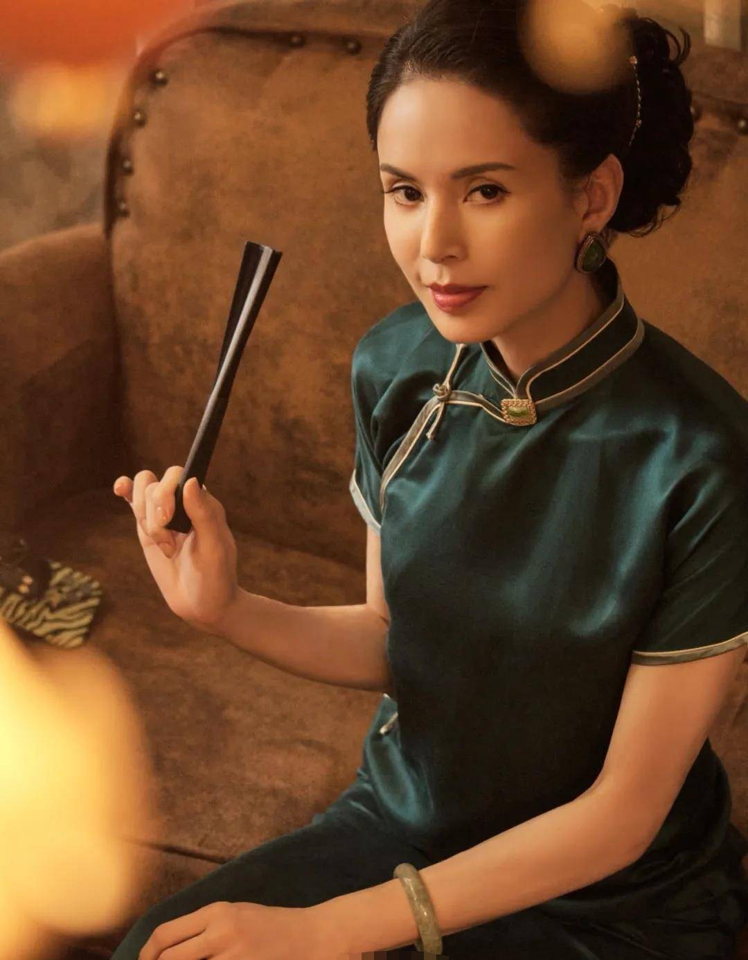 画报|李若彤最新造型，穿旗袍配复古妆容，像极了50年代画报美人