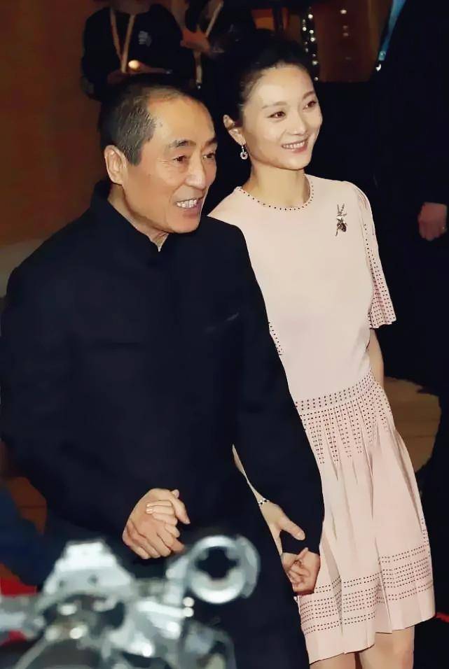 张艺谋|张艺谋夫妇同框 陈婷穿粉裙美得像“公主”差31岁的爱情佳话