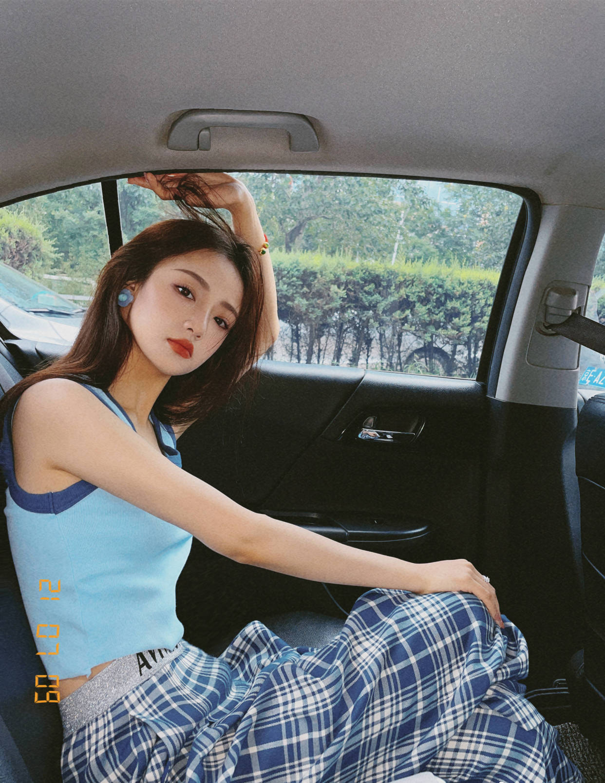 因为|被吴佳怡惊艳到了，吊带镶钻拖地礼裙明艳贵气，冷御少女感真迷人
