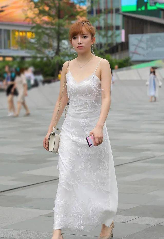黑色|“烂大街”的连衣裙，更显美丽大方，非常修身