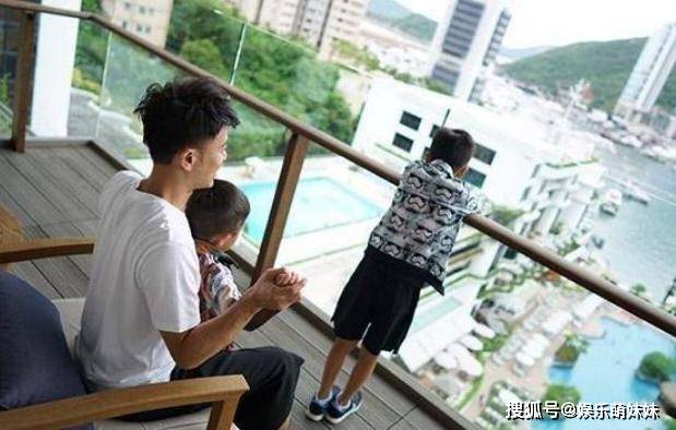 李克勤晒出自己的豪宅家里的阳台也太大了房子价值起码几千万