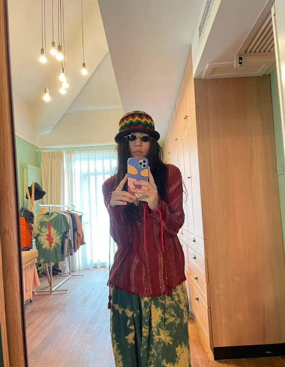 结果|窦靖童罕见尝试长发造型，以为要走淑女风，结果比短发还“叛逆”