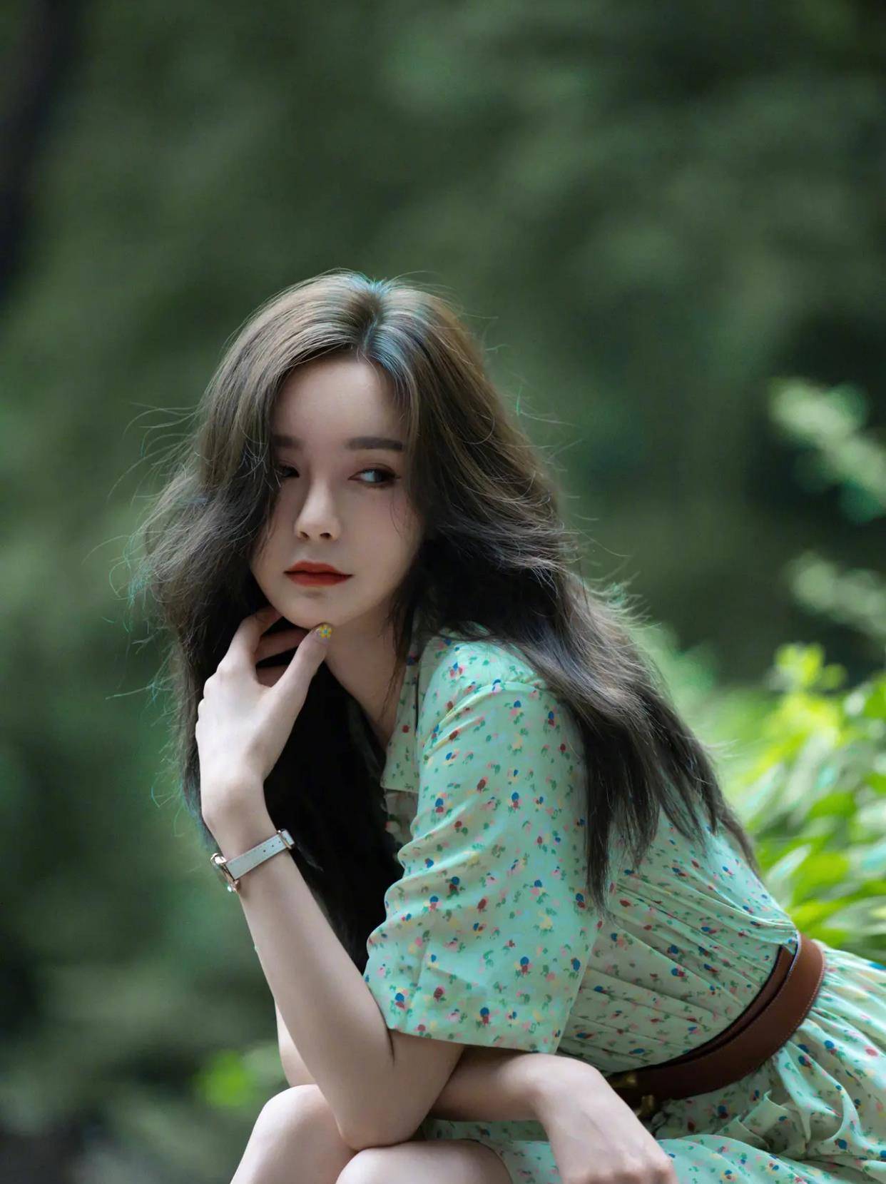 吊带|沈梦辰夏日穿搭堪称时尚教科书，瞬间减龄20岁，活力少女必备