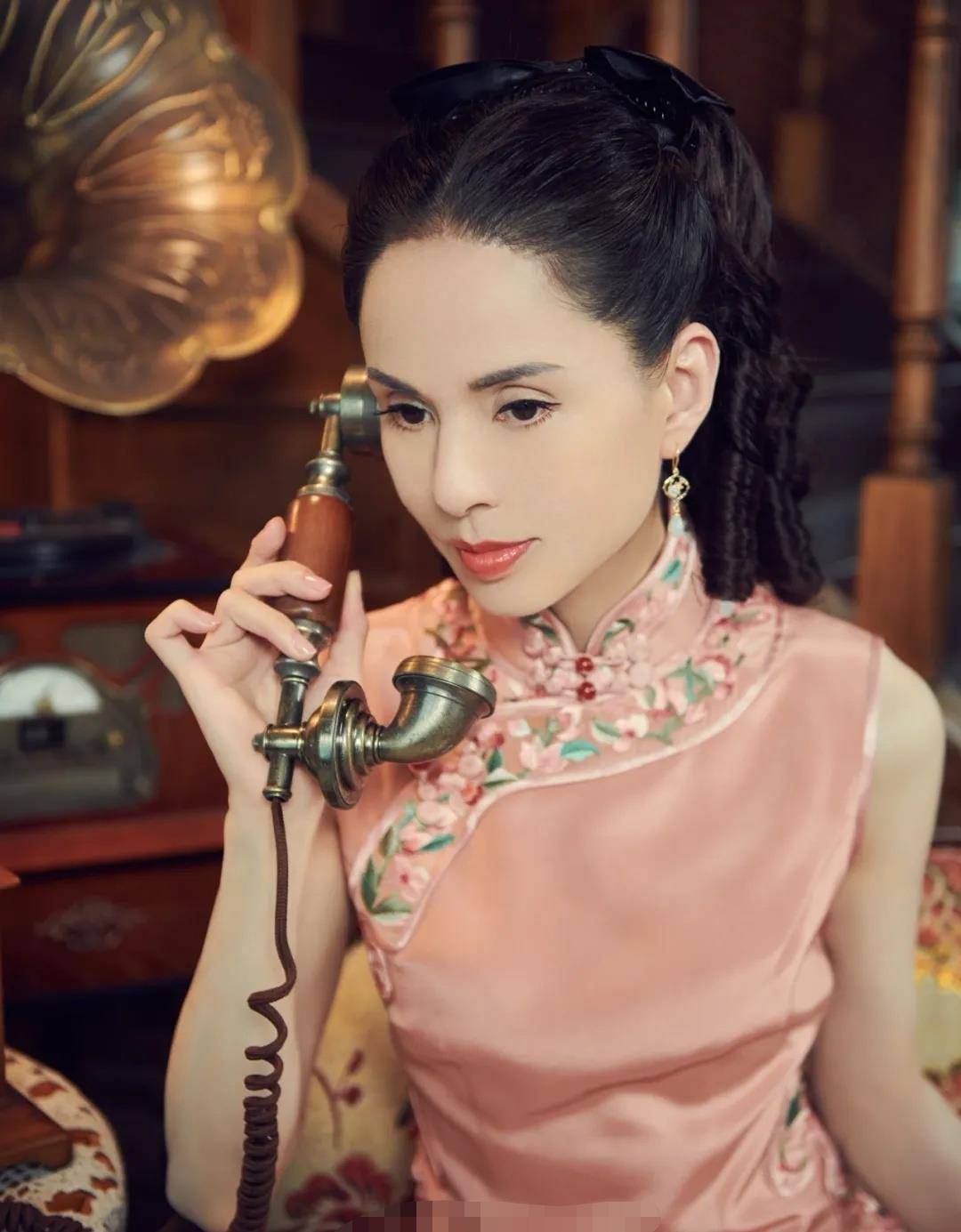 画报|李若彤最新造型，穿旗袍配复古妆容，像极了50年代画报美人