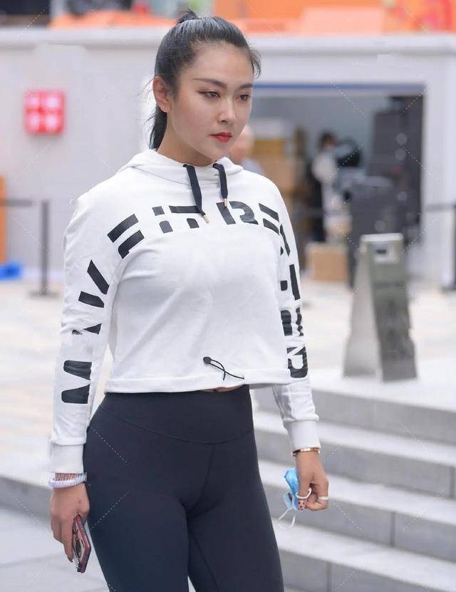 长袖|白色潮流长袖搭配黑色居家打底裤,修身的款式,落落大方