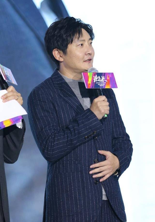郭京飞|男人发胖后真有点油腻，郭京飞的脸盘子，看着就不太小，真圆润