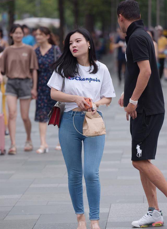 显得|穿上时尚美女最爱的打底裤装扮，显得青春又减龄，修身显瘦