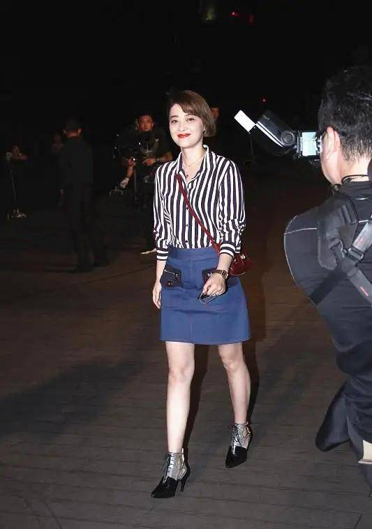 身材|46岁梅婷好会穿 牛仔连体裤穿出少女感“腿龄”最多26